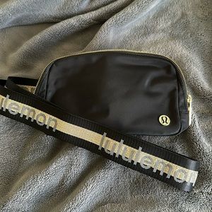 BRAND NEW LULU LEMON BELT BAG